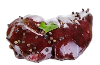 baharat ve soslar üzerinde beyaz izole pişmemiş karaciğer
