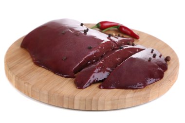 ahşap tahta üzerinde beyaz izole üzerinde çiğ karaciğer