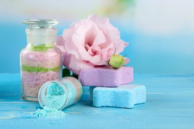 mavi zemin üzerine cam şişelerde aromalı tuzları