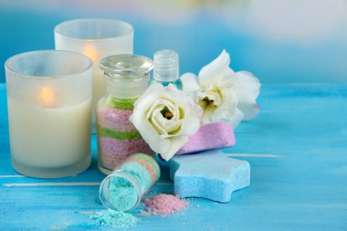 mavi zemin üzerine cam şişelerde aromalı tuzları ile kompozisyon