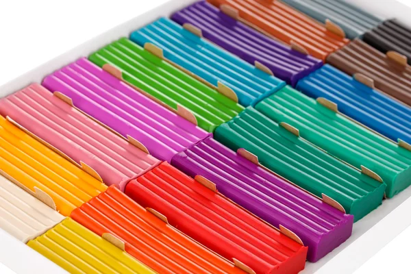 Kinderen heldere plasticine in papier vak geïsoleerd op wit — Stockfoto