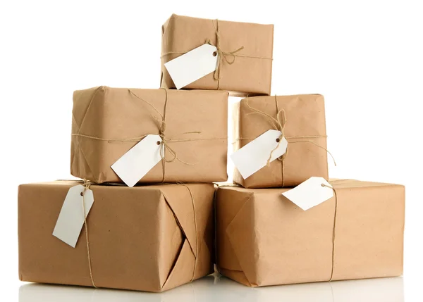 Caixas de encomendas com papel kraft, isoladas sobre branco — Fotografia de Stock
