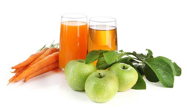 Ποτήρια χυμό, τα μήλα και τα καρότα, που απομονώνονται σε λευκό — Φωτογραφία Αρχείου