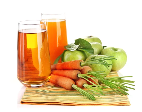 Gläser mit Saft, Äpfeln und Karotten, isoliert auf weiß — Stockfoto
