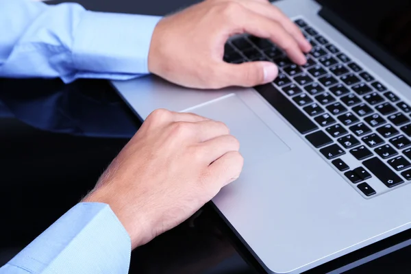 Zakenman met laptop close-up — Stockfoto