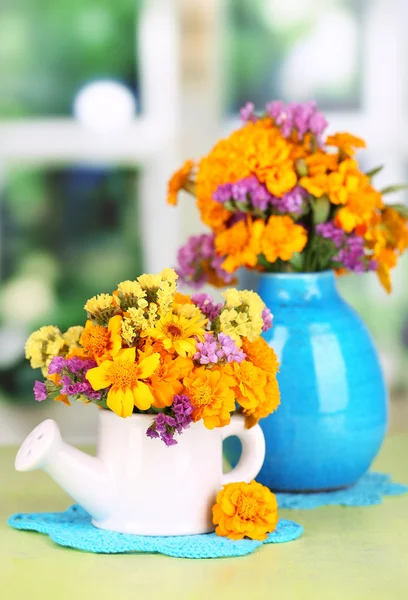 Букеты цветов Мэриголд на деревянном столе на фоне окон — стоковое фото
