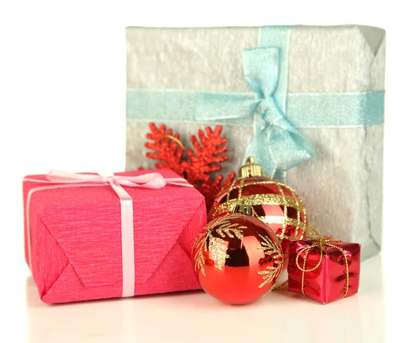 Δώρα με τις διακοσμήσεις Χριστουγέννων, που απομονώνονται σε λευκό — Φωτογραφία Αρχείου