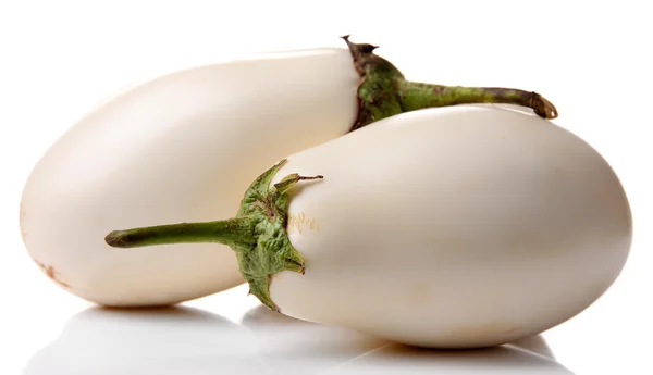 Färska äggplantor isolerad på vit — Stockfoto