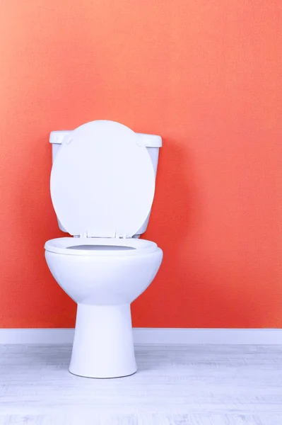 Bol de toilette blanc dans une salle de bain — Photo
