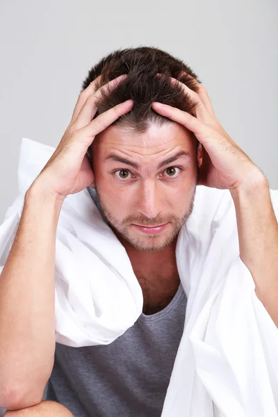 Guapo joven no puede dormir en la cama — Foto de Stock