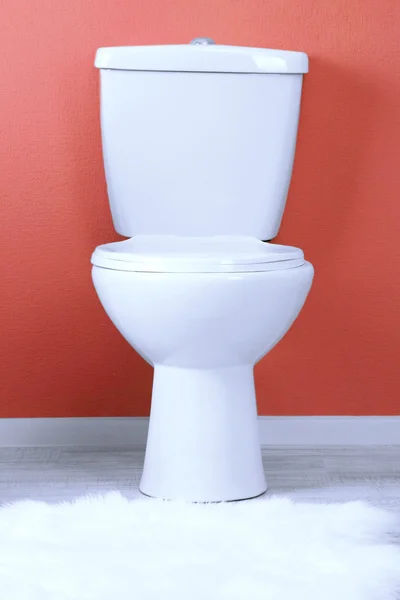 Tigela de banheiro branco em um banheiro — Fotografia de Stock