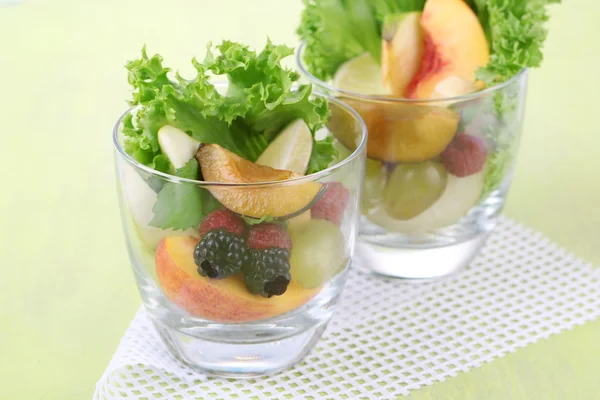 Salada de frutas em copos, no fundo de madeira — Fotografia de Stock