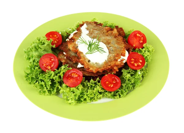 Kartoffelpuffer auf Teller, isoliert auf weißem — Stockfoto