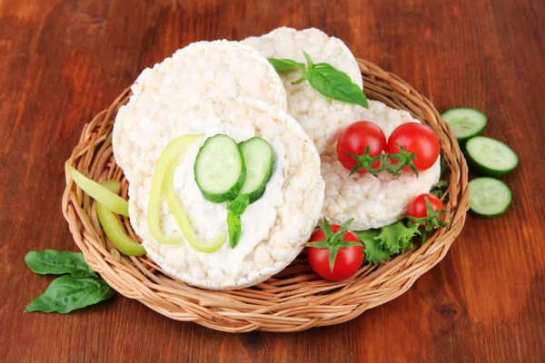 木製の背景に野菜おいしい crispbreads — ストック写真