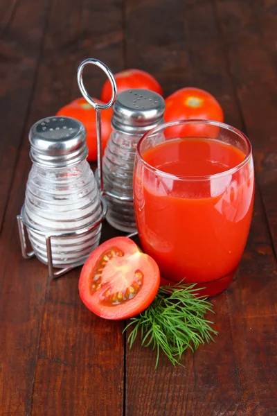 Tomato juice in glass, on wooden background — Stock Photo, Image