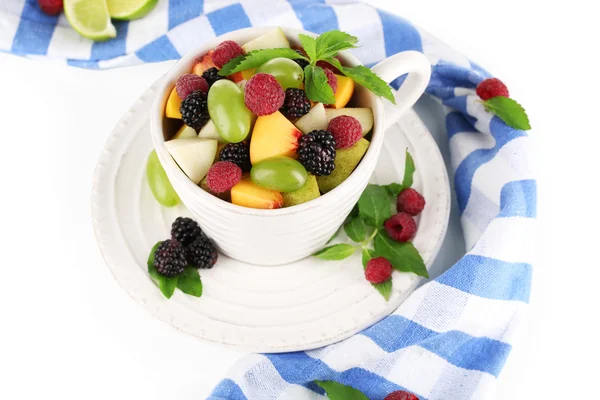 Ensalada de frutas en taza cerca de servilleta aislada en blanco —  Fotos de Stock