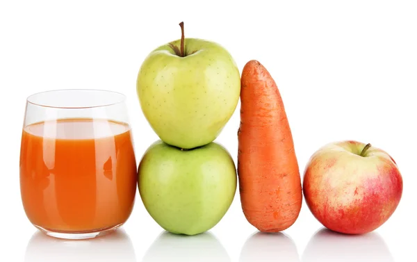 Sladká jablka, šťávu a mrkev izolovaných na bílém — Stock fotografie