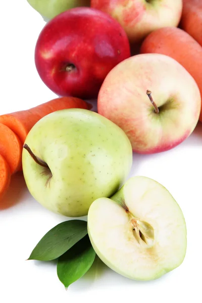 Süße Äpfel und Karotten isoliert auf weiß — Stockfoto