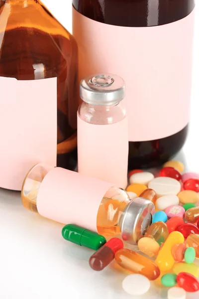 Tabletták és elszigetelt fehér orvosságos-üvegek — Stock Fotó