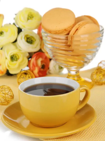 Kaffe och mandelbiskvier isolerad på vit — Stockfoto