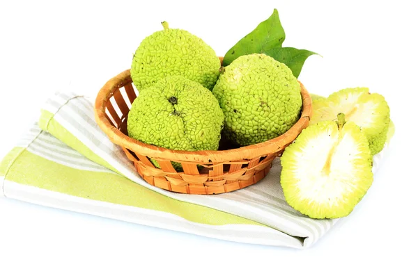 Osage orange Früchte (maclura pomifera) im Korb, isoliert auf weiß — Stockfoto