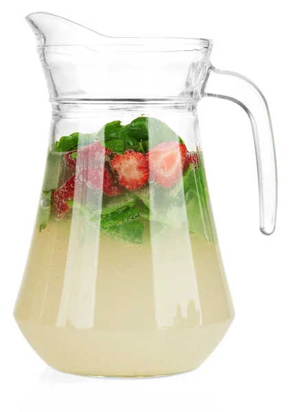 Basil limonade met aardbei, geïsoleerd op wit — Stockfoto