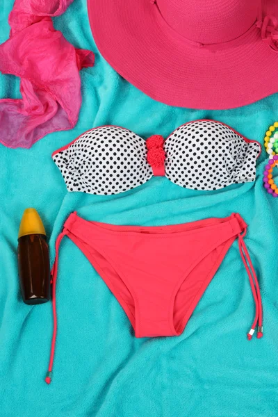 Maillot de bain et articles de plage sur fond bleu vif — Photo