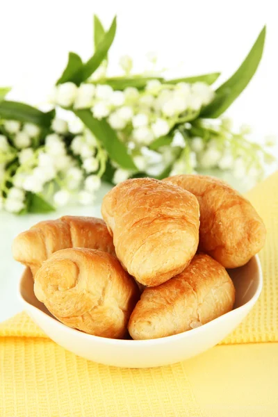 Tasty croissants in bowl close-up — Stock Photo, Image