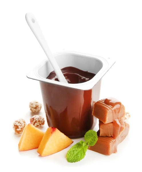 Složení s čokoládovou šlehačkou, kousky čerstvého ovoce a cukroví karamely, izolované na bílém — Stock fotografie
