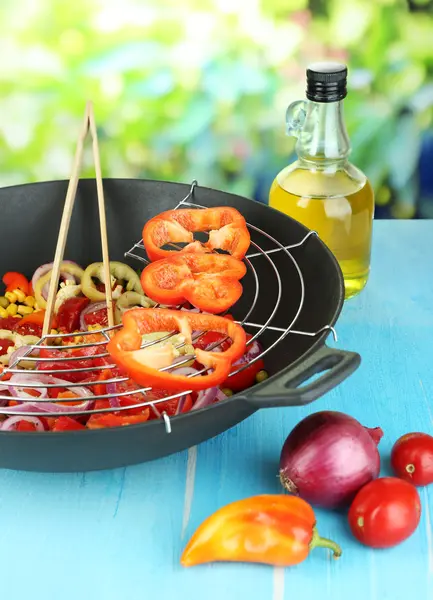 Grönsaker i woken på träbord på naturliga bakgrund — Stockfoto