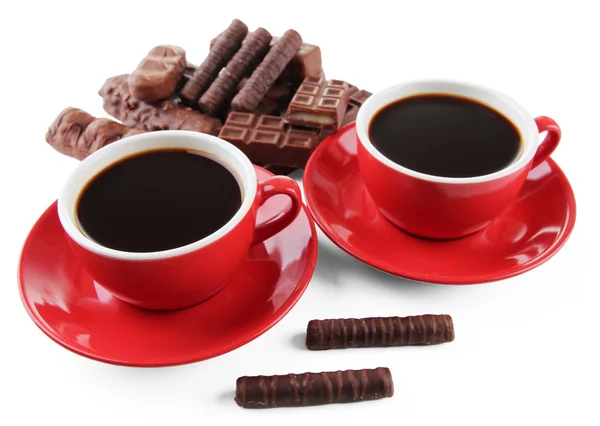 Copos vermelhos de café forte e barras de chocolate isoladas em branco — Fotografia de Stock