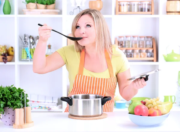 Щаслива усміхнена жінка на кухні готується до здорового харчування — стокове фото