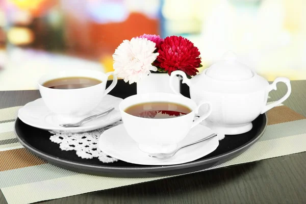 Šálky čaje na podnos na stůl v kavárně — Stock fotografie