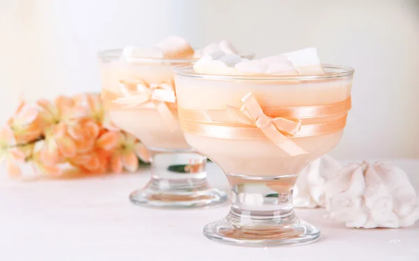 Tasty yogurt with marshmallows, close up — Stock Photo, Image