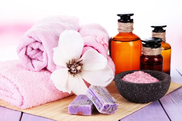 Hermoso entorno de spa con flores en la mesa de madera de cerca —  Fotos de Stock