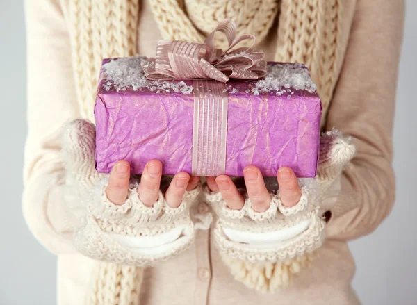 Mains féminines avec coffret cadeau, gros plan — Photo