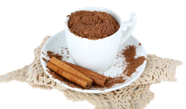 Poeder van de cacao in cup met schotel op servet geïsoleerd op wit — Stockfoto