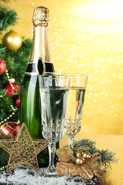 Samenstelling met kerstversiering en twee champagneglazen, op lichte achtergrond — Stockfoto