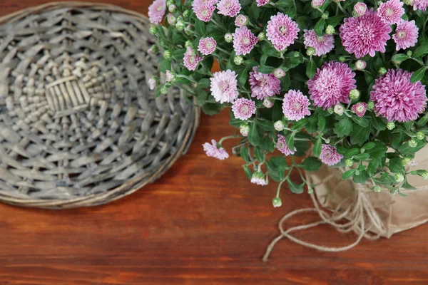 Chrysant bush in pot op houten achtergrond — Stockfoto