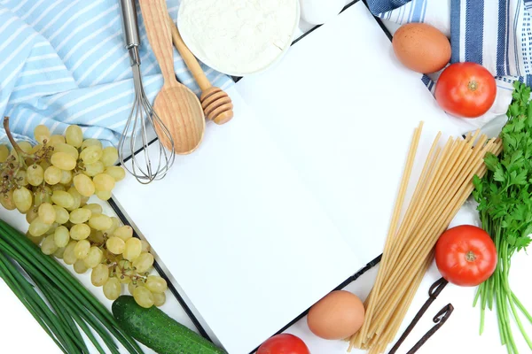 Koken concept. boodschappen met lege kookboek close-up — Stockfoto