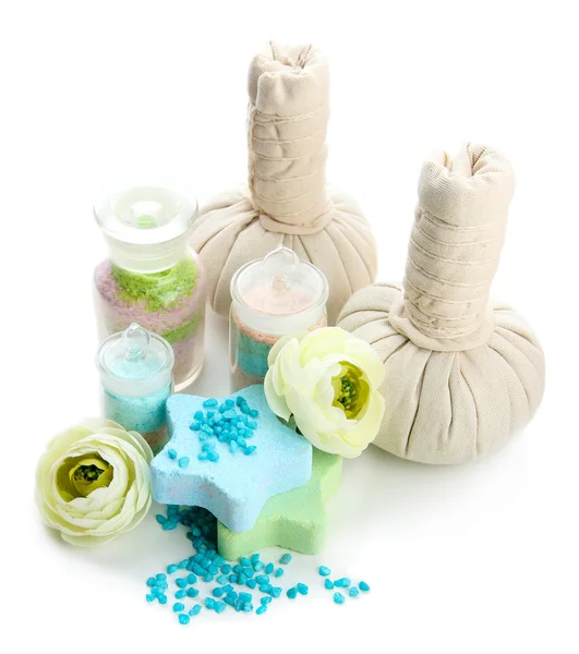 Sais aromáticos em garrafas de vidro e bolas de compressa à base de plantas para tratamento de spa, isolados em branco — Fotografia de Stock