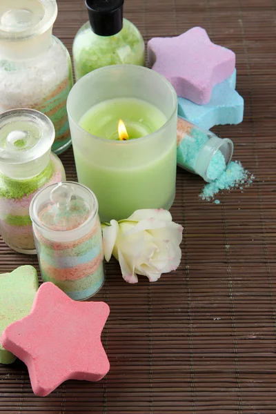 玻璃瓶和竹垫背景蜡烛，芳香盐的组成 — 图库照片