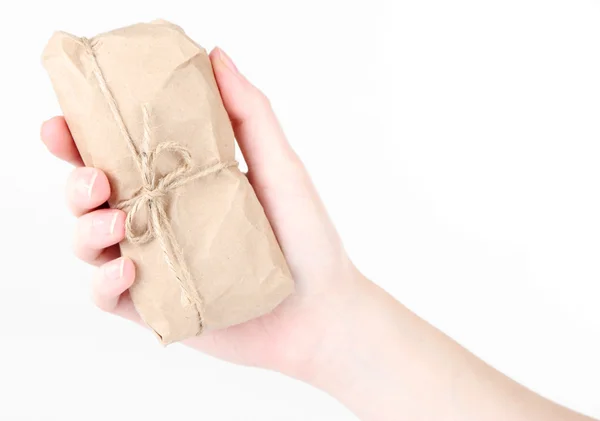 Mulher mão segurando um telefone envolto em papel kraft marrom, isolado em branco — Fotografia de Stock