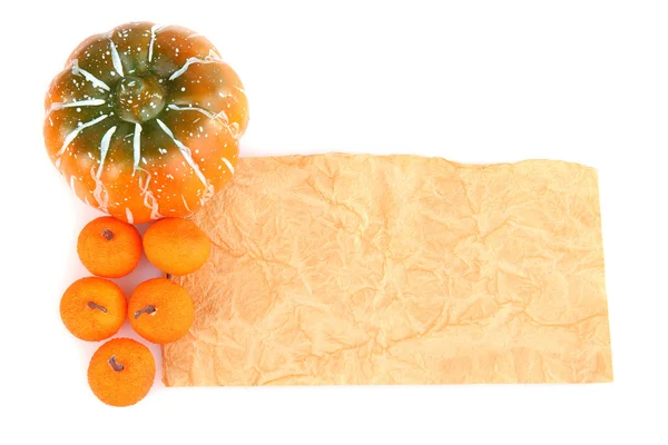 Papel viejo, pequeñas mandarinas y calabaza, aislado en blanco — Foto de Stock