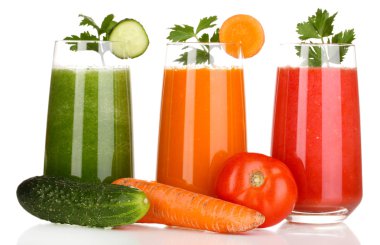 Beyaza izole edilmiş taze sebze suları.