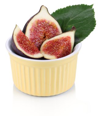 Beyaz tenceredeki olgun incirler.