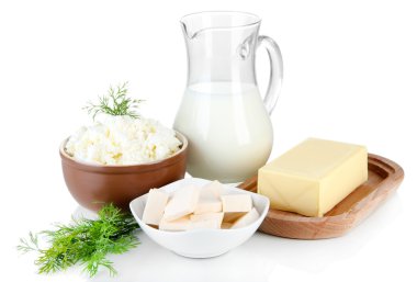 taze süt ürünleri üzerinde beyaz izole yeşillikleri ile