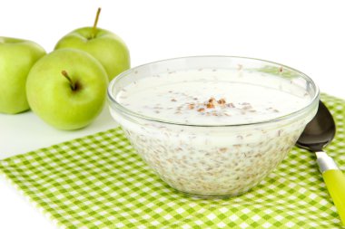 buğday lapası ile üzerine beyaz izole peçete üzerinde süt