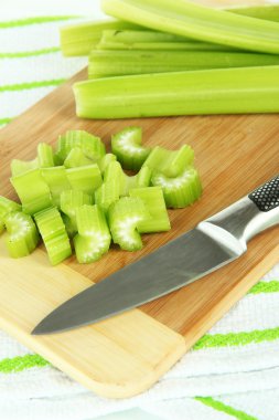 üzerinde kesme tahtası yakın çekim yeşil taze kereviz