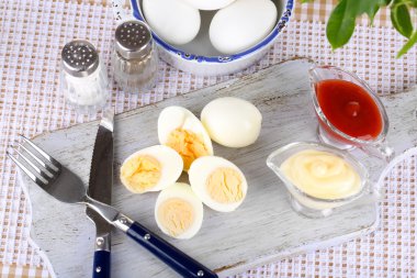 ahşap tahta masa örtüsü üzerine haşlanmış yumurta
